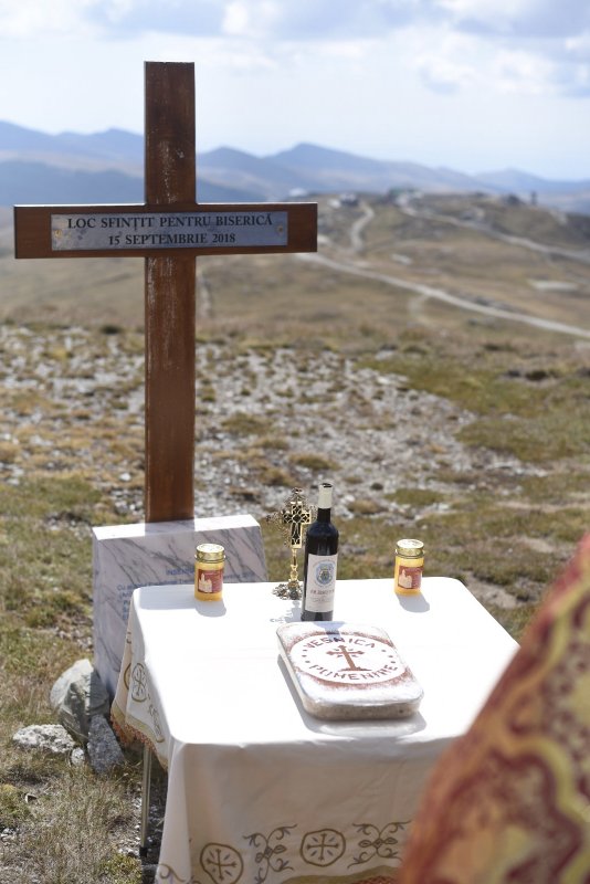 Cinstirea Sfintei Cruci prin Liturghie arhierească la Mănăstirea Caraiman 184186