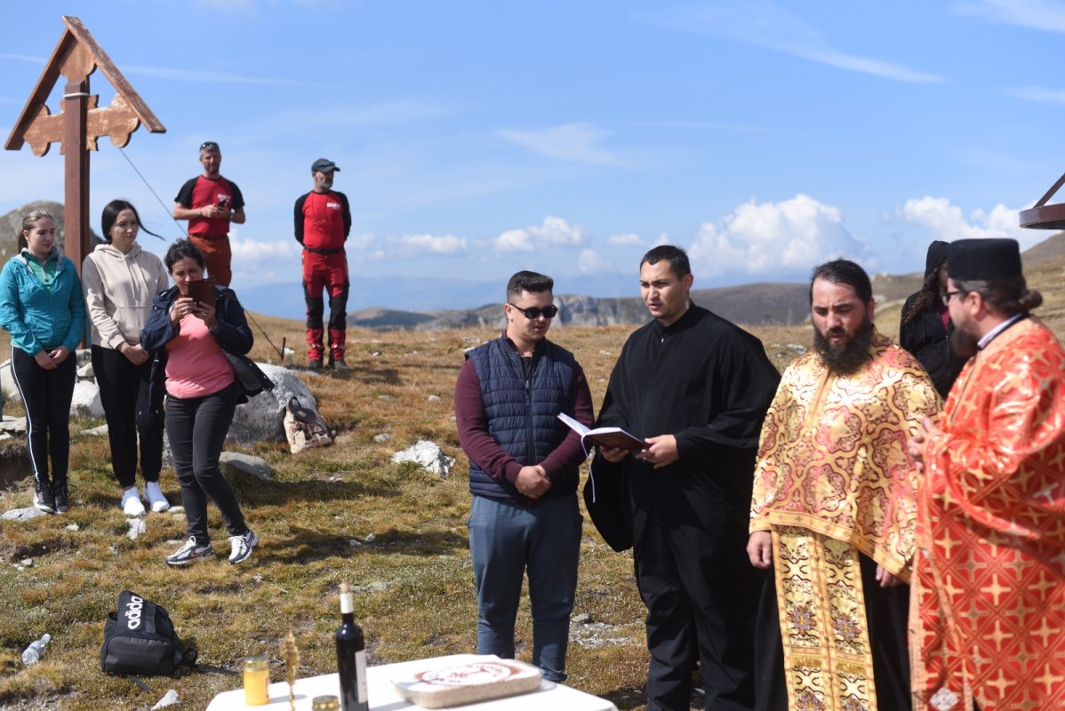 Cinstirea Sfintei Cruci prin Liturghie arhierească la Mănăstirea Caraiman 184187