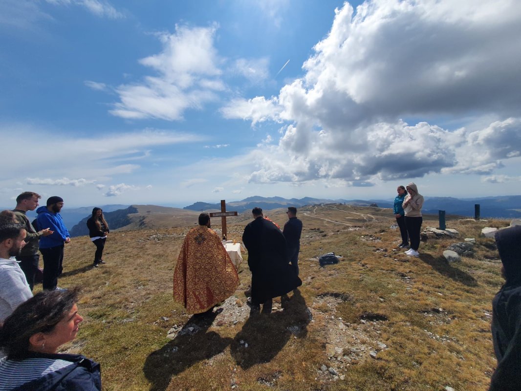 Cinstirea Sfintei Cruci prin Liturghie arhierească la Mănăstirea Caraiman 184189