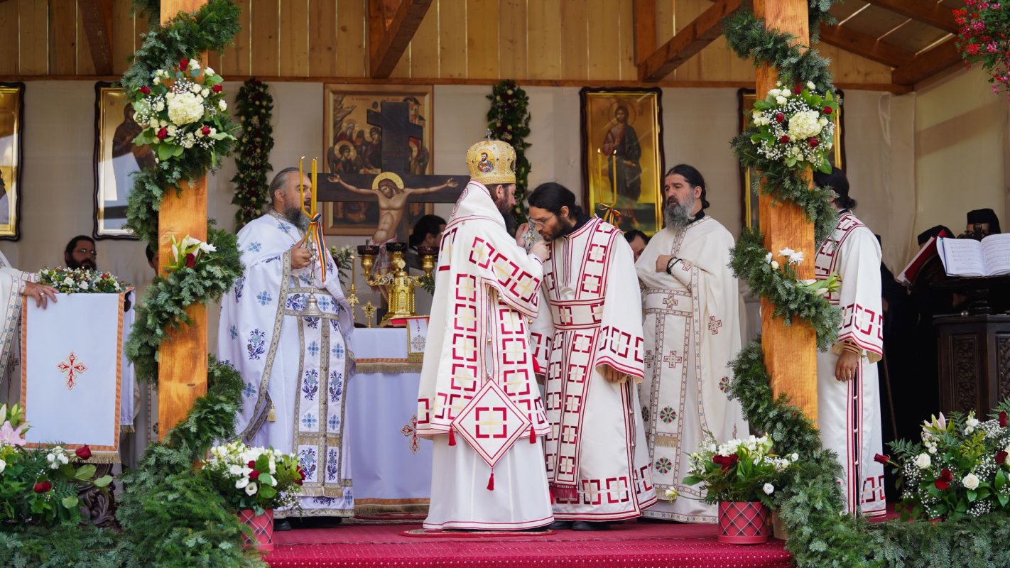 Hram și resfințire de paraclis la Mănăstirea Pătrăuți 184274