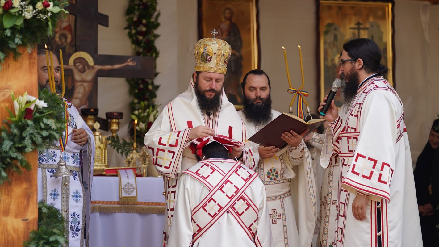 Hram și resfințire de paraclis la Mănăstirea Pătrăuți 184275