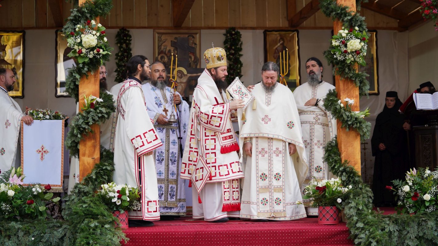 Hram și resfințire de paraclis la Mănăstirea Pătrăuți 184276