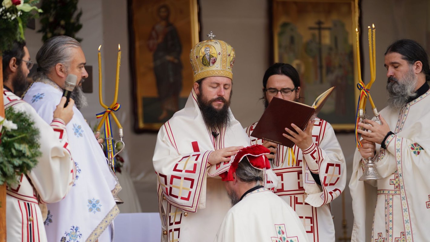 Hram și resfințire de paraclis la Mănăstirea Pătrăuți 184277