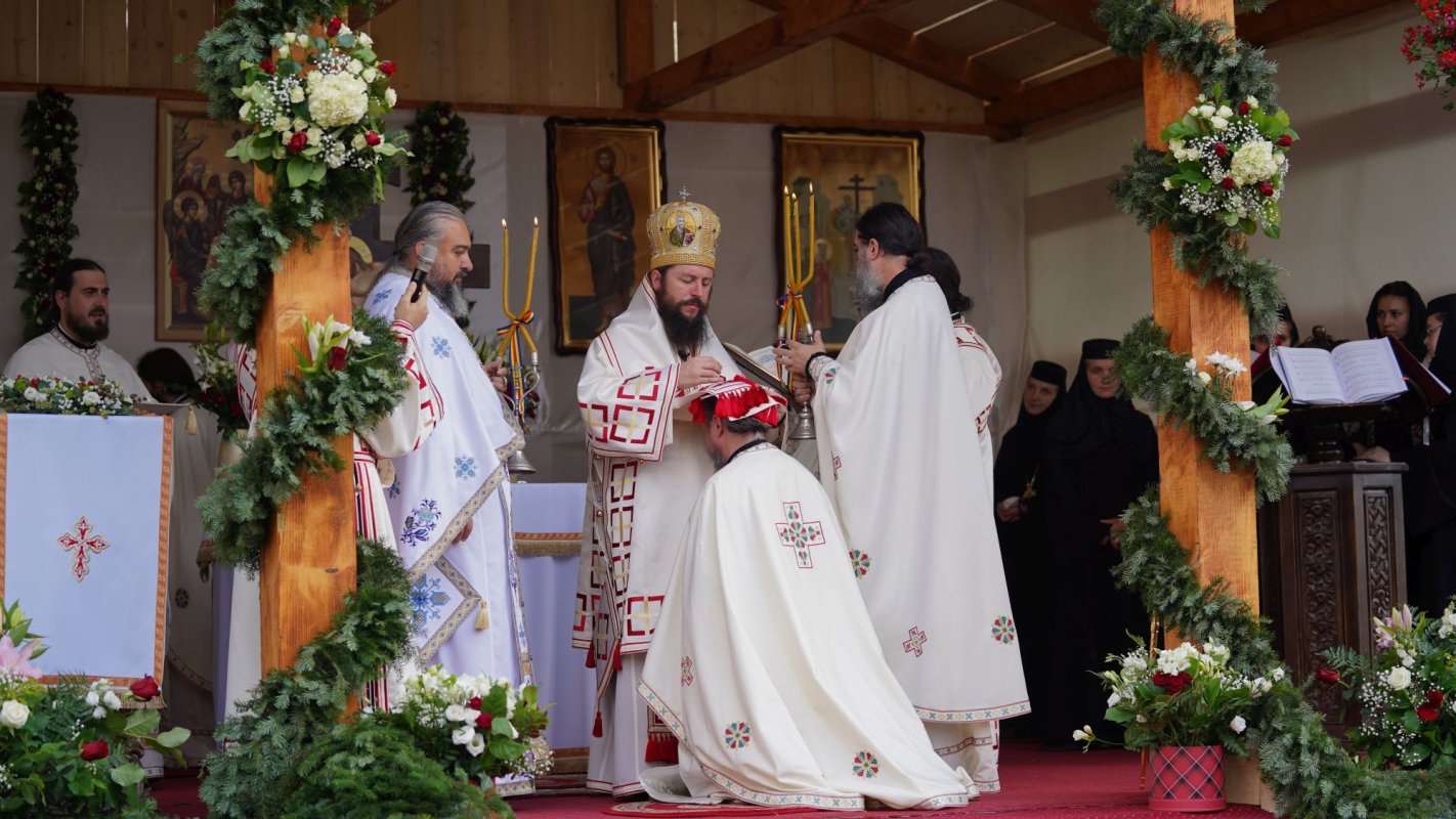 Hram și resfințire de paraclis la Mănăstirea Pătrăuți 184278