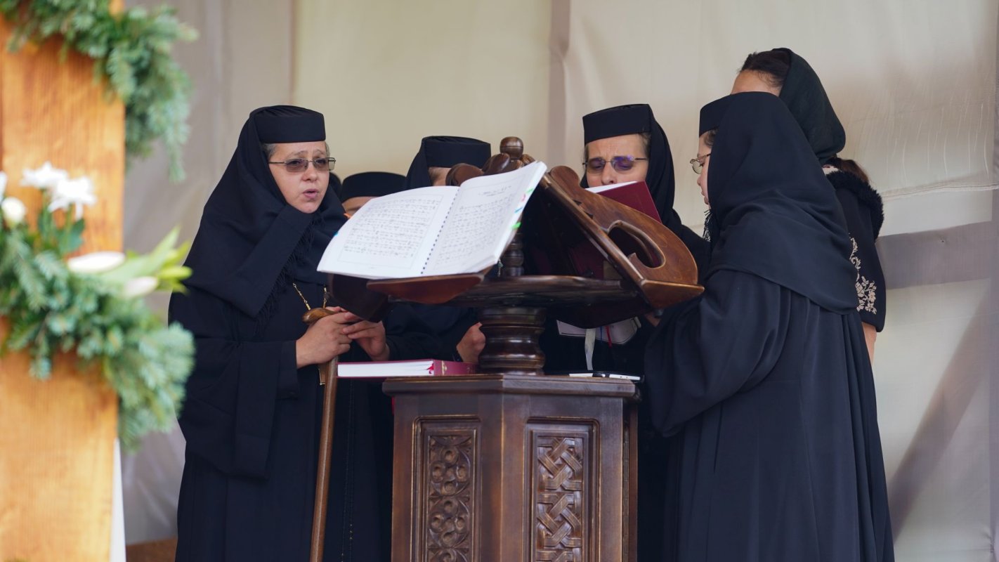 Hram și resfințire de paraclis la Mănăstirea Pătrăuți 184285