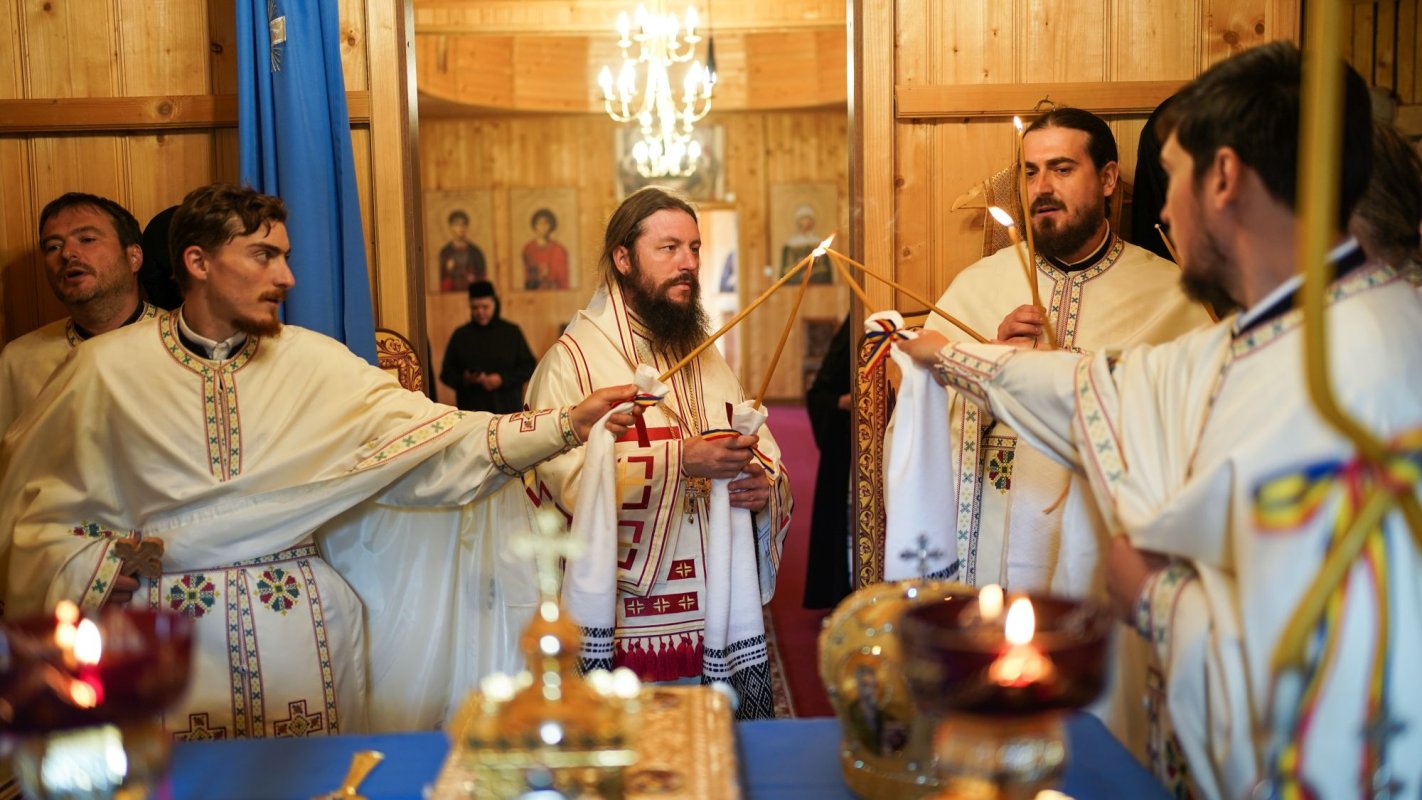 Hram și resfințire de paraclis la Mănăstirea Pătrăuți 184289