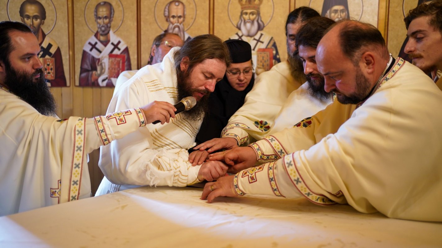 Hram și resfințire de paraclis la Mănăstirea Pătrăuți 184290