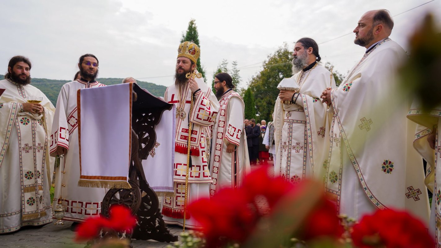 Hram și resfințire de paraclis la Mănăstirea Pătrăuți 184301