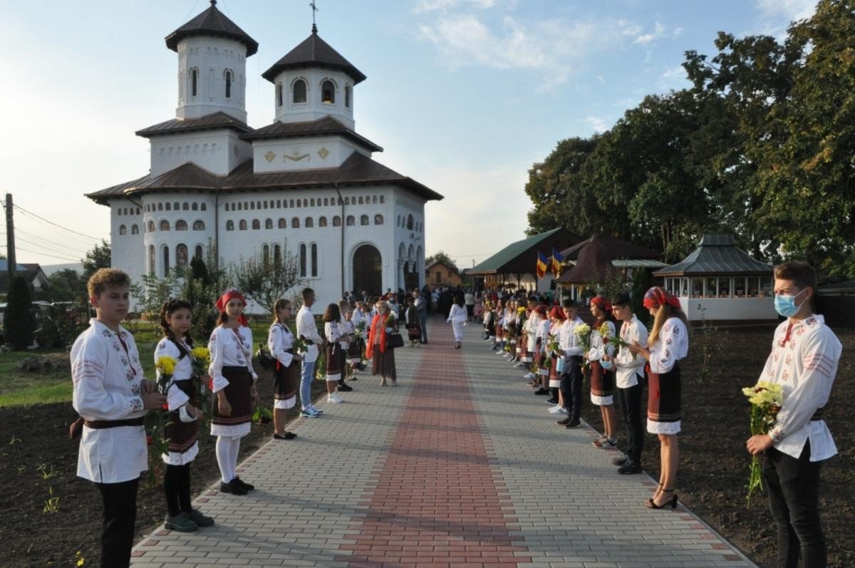 Pictura bisericii din Războieni-Ion Neculce a fost resfințită 184060