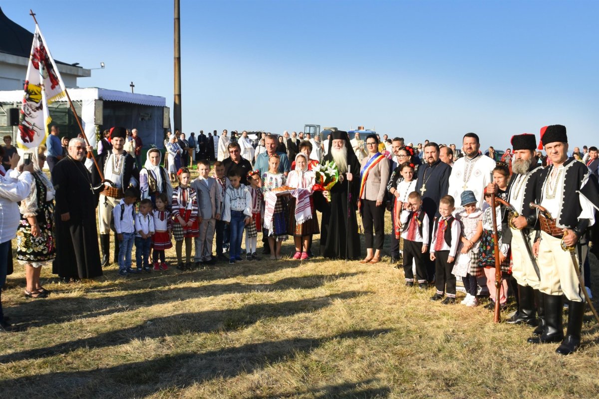 Pelerini la Crucea de pe dealul Chiciora din Mehedinți 184361