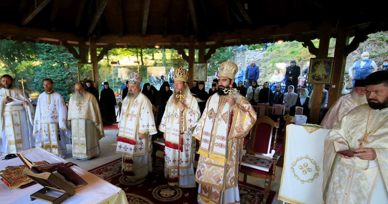 Hramul Înălțării Sfintei Cruci la Mănăstirea Prislop 184449