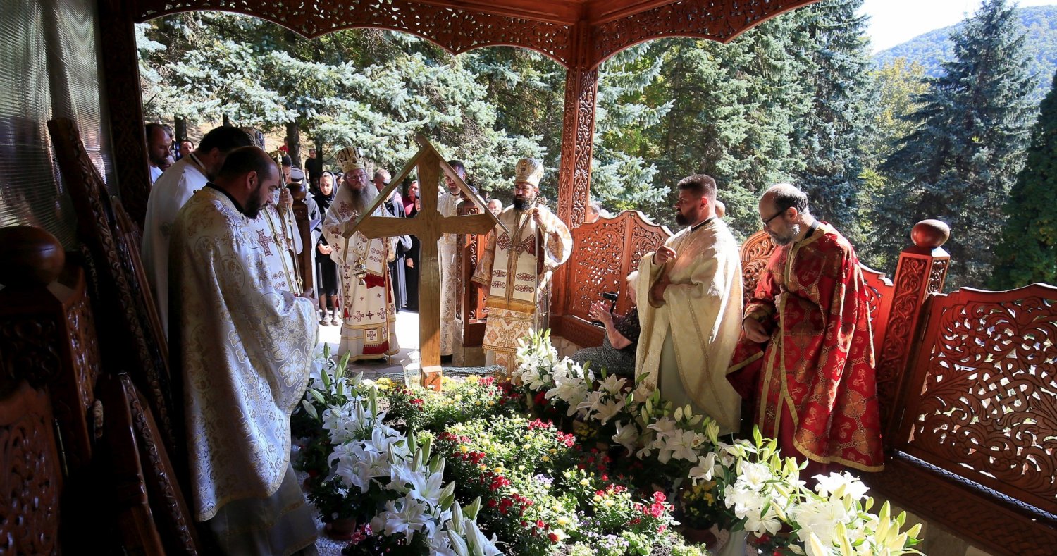 Hramul Înălțării Sfintei Cruci la Mănăstirea Prislop 184450