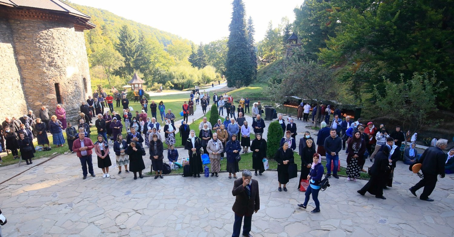 Hramul Înălțării Sfintei Cruci la Mănăstirea Prislop 184451