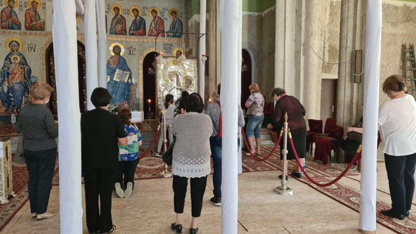 Clujenii s-au închinat la Icoana făcătoare de minuni a Maicii Domnului „Paramythia” 184616