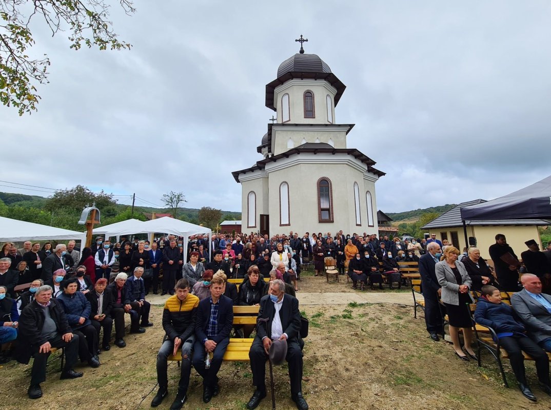 Sfințirea Bisericii „Pogorârea Sfântului Duh” din Boteni, judeţul Cluj 184585