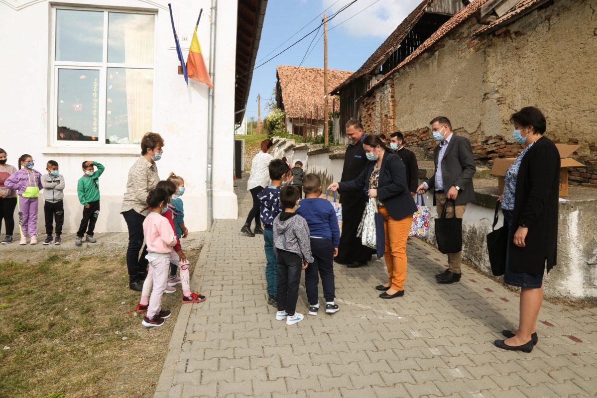200 de elevi devaforizaţi au primit rechizite oferite de Arhiepiscopia Sibiului 184733