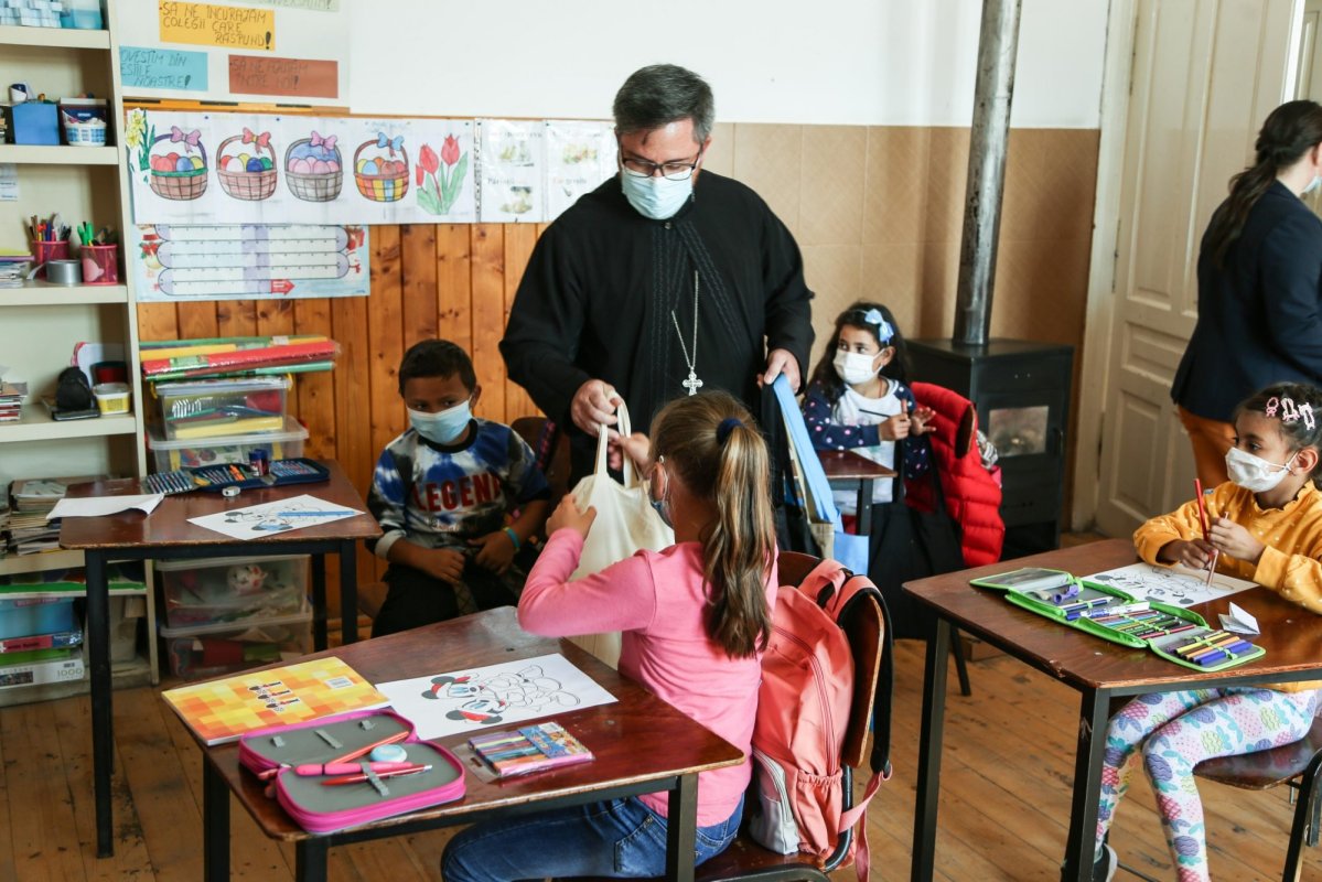 200 de elevi devaforizaţi au primit rechizite oferite de Arhiepiscopia Sibiului 184734