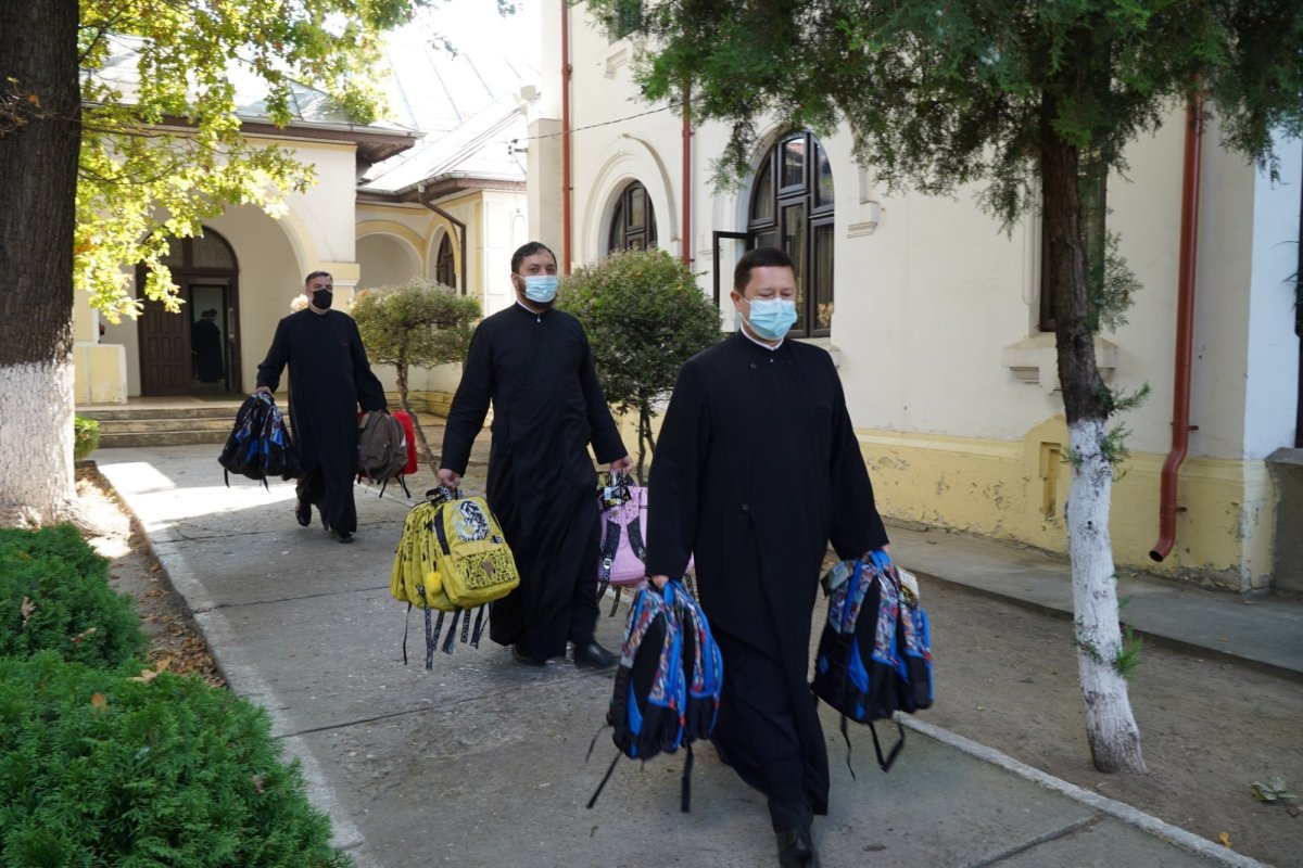 Arhiepiscopia Dunării de Jos continuă sprijinirea elevilor cu ghiozdane şi rechizite şcolare 184514