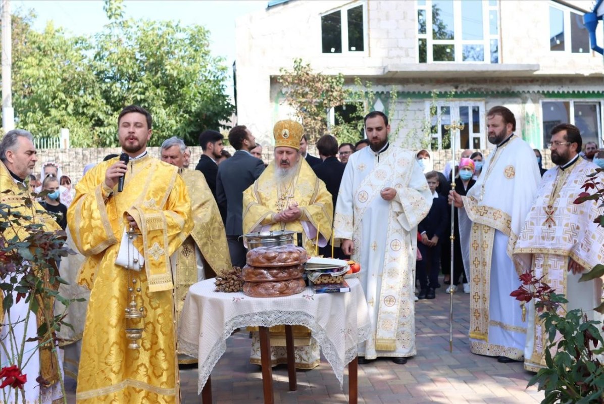 Monument dedicat eroilor neamului sfințit de Mitropolitul Basarabiei 184875