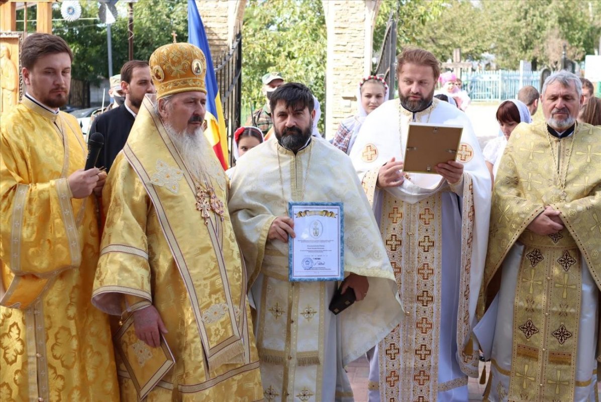 Monument dedicat eroilor neamului sfințit de Mitropolitul Basarabiei 184876