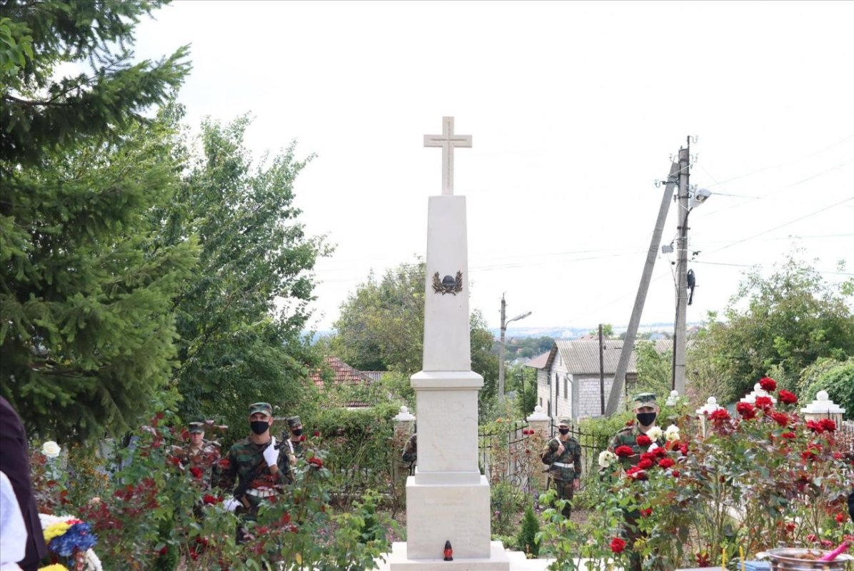 Monument dedicat eroilor neamului sfințit de Mitropolitul Basarabiei 184877