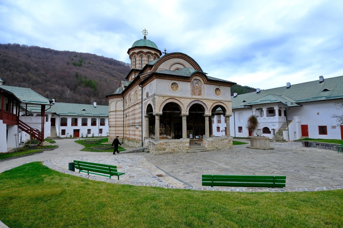 Scriitorii români, inspiraţi de Mănăstirea Cozia  184887
