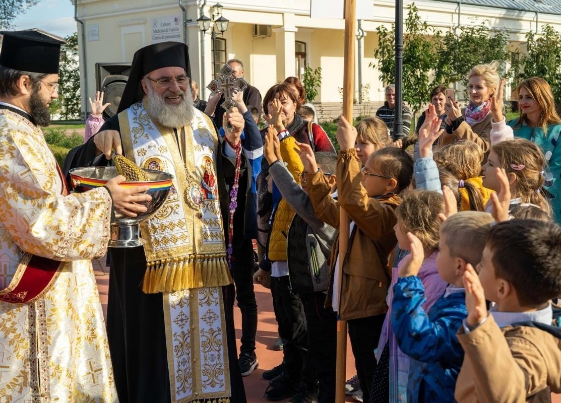 Binecuvântare arhierească pentru elevii romașcani 185076