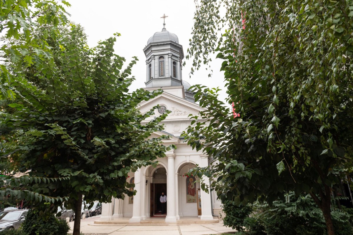 Slujbă de pomenire pentru Episcopul Nifon Niculescu la Biserica Albă din București 185183