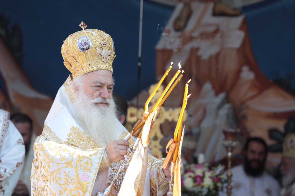 Biserica Mănăstirii Pantocrator a primit veșmântul sfințeniei 185485