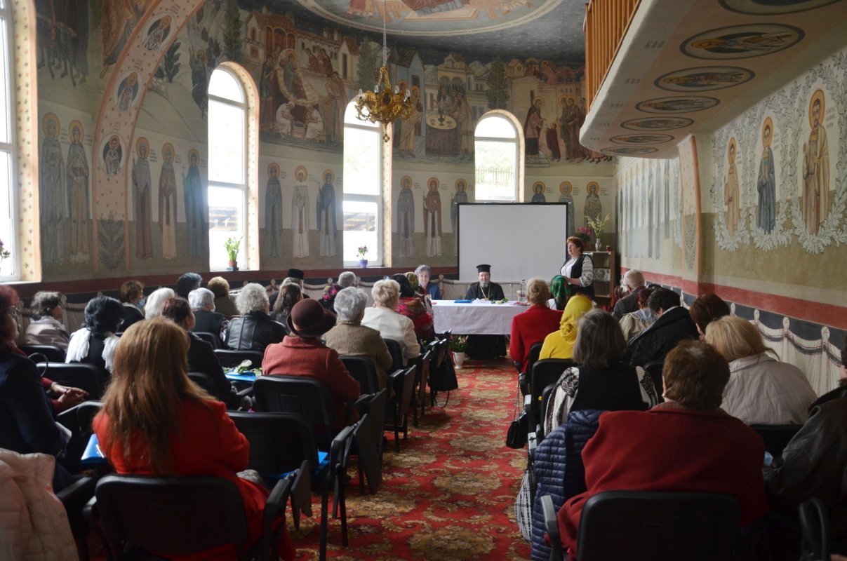 Întrunire aniversară a Asociației Femeilor Ortodoxe Române din Episcopia Oradiei 185923