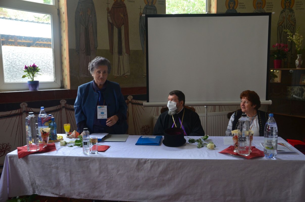 Întrunire aniversară a Asociației Femeilor Ortodoxe Române din Episcopia Oradiei 185924