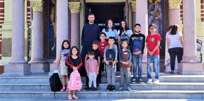 Rechizite şcolare pentru elevi oferite la o parohie din Craiova 185931