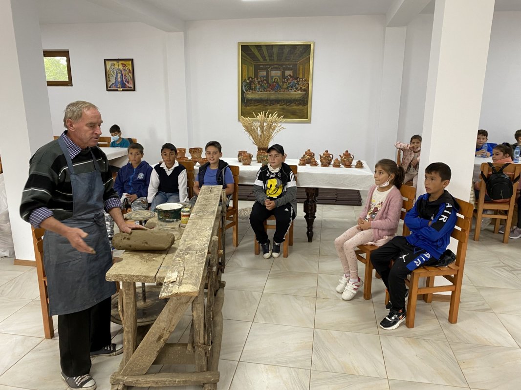 Atelier de olărit în parohia prahoveană Magula 186058
