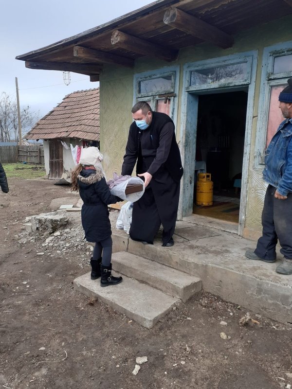 Rugăciune și filantropie în localitatea Ghidigeni, județul Galați  185996