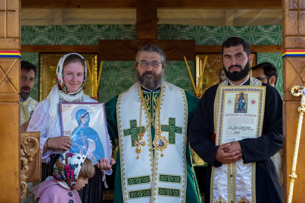 Slujbă arhierească la Parohia Podolenii de Sus 185983