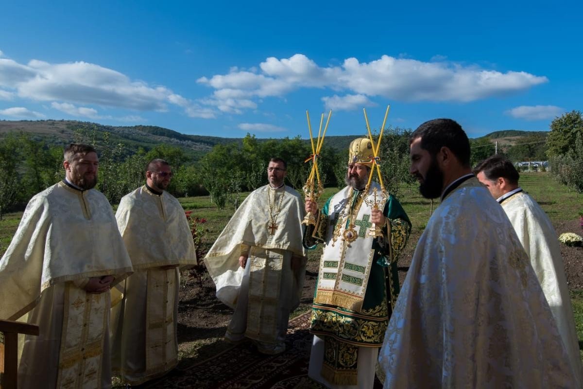 Slujbă arhierească la Parohia Podolenii de Sus 185984