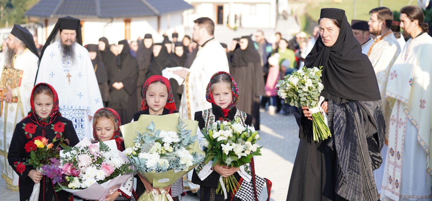 Liturghie arhierească și instalare de stareță în Vicovu de Jos 186414