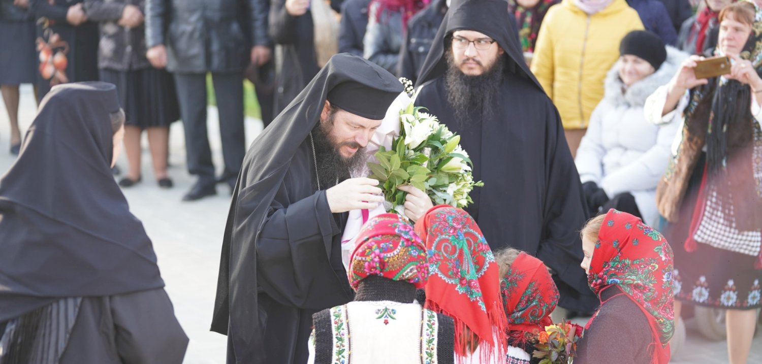 Liturghie arhierească și instalare de stareță în Vicovu de Jos 186415