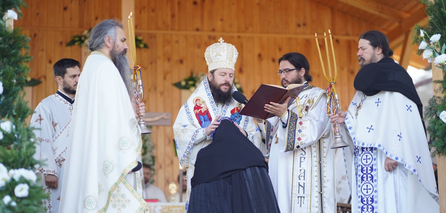 Liturghie arhierească și instalare de stareță în Vicovu de Jos 186419