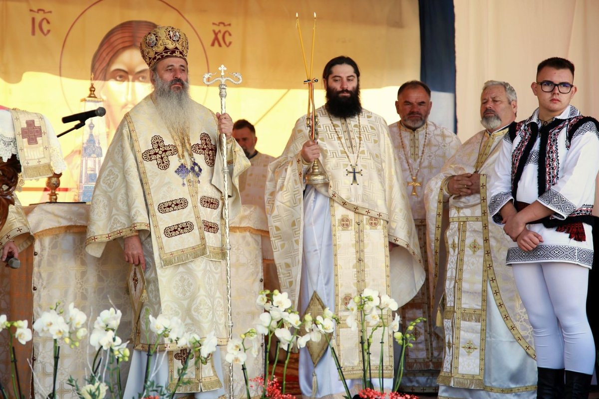 IPS Teofan, la sfințirea bisericii din Corlăteni: „La biserică așezăm dorurile, împlinirile și necazurile noastre” 186633