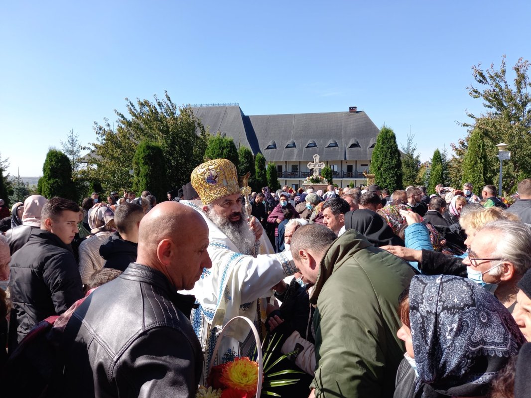 PS Antonie în mijlocul obștii Mănăstirii Hadâmbu 186624