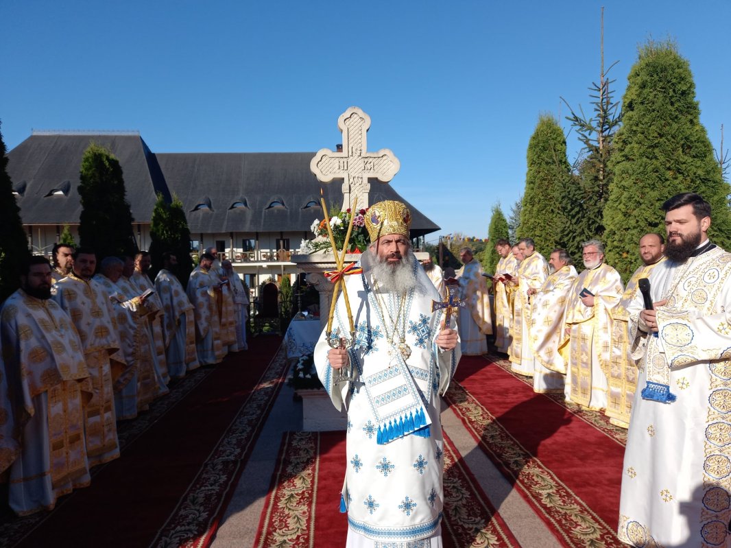 PS Antonie în mijlocul obștii Mănăstirii Hadâmbu 186625