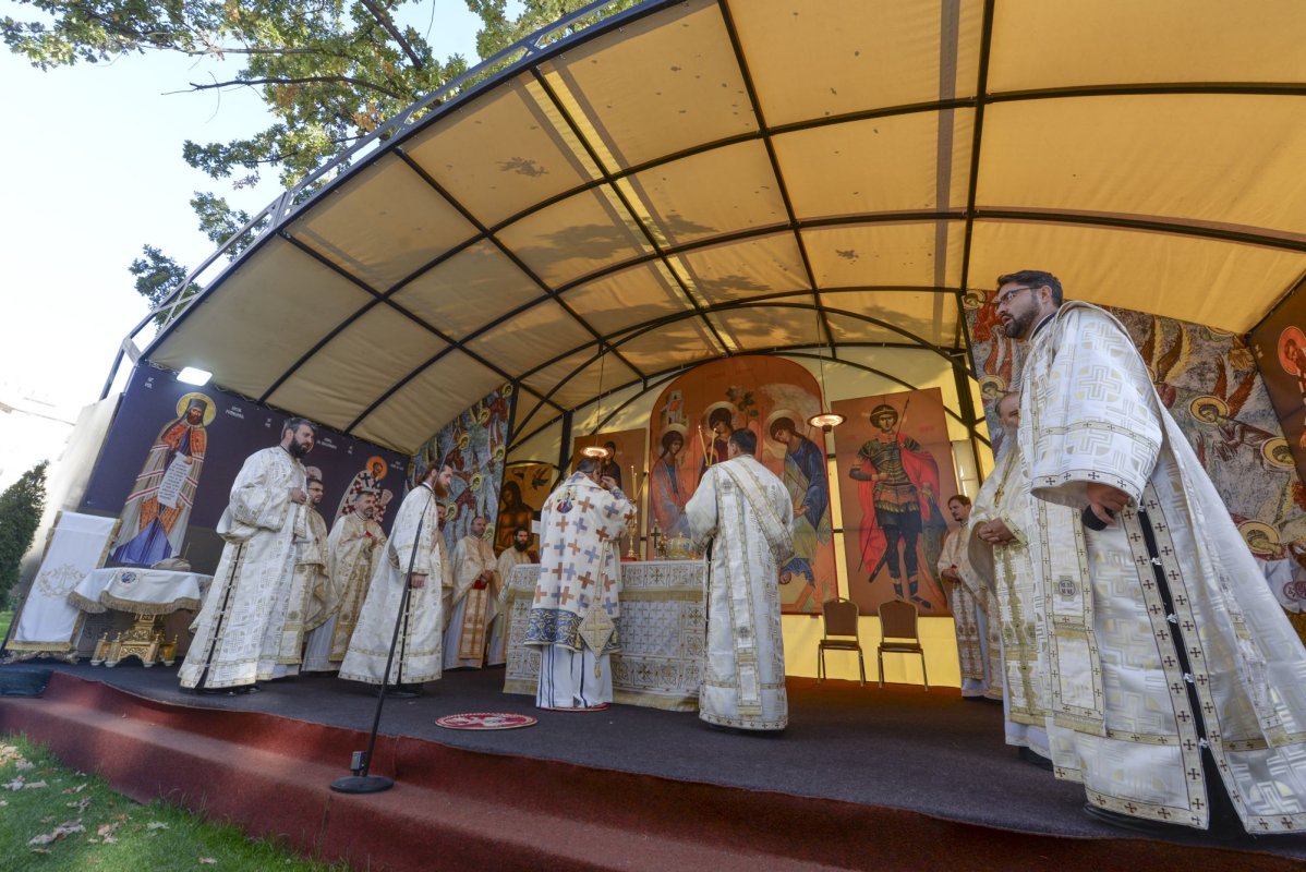 „Stau la rând pentru că vreau să mă întâlnesc cu Sfânta Parascheva și să o cinstesc” 186830