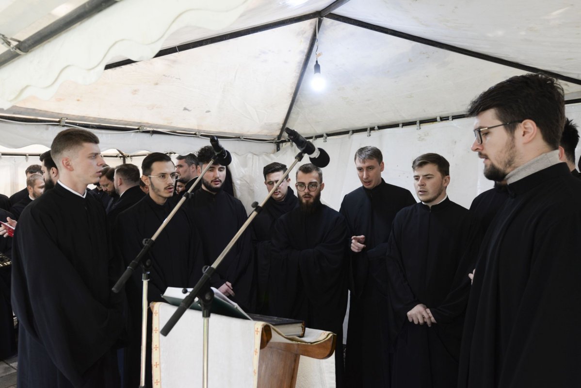 „Stau la rând pentru că vreau să mă întâlnesc cu Sfânta Parascheva și să o cinstesc” 186834