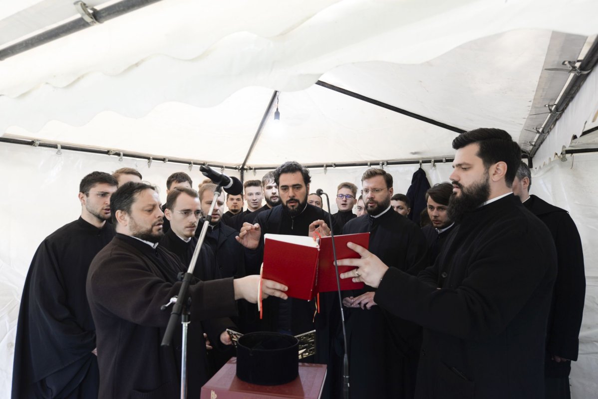 „Stau la rând pentru că vreau să mă întâlnesc cu Sfânta Parascheva și să o cinstesc” 186835