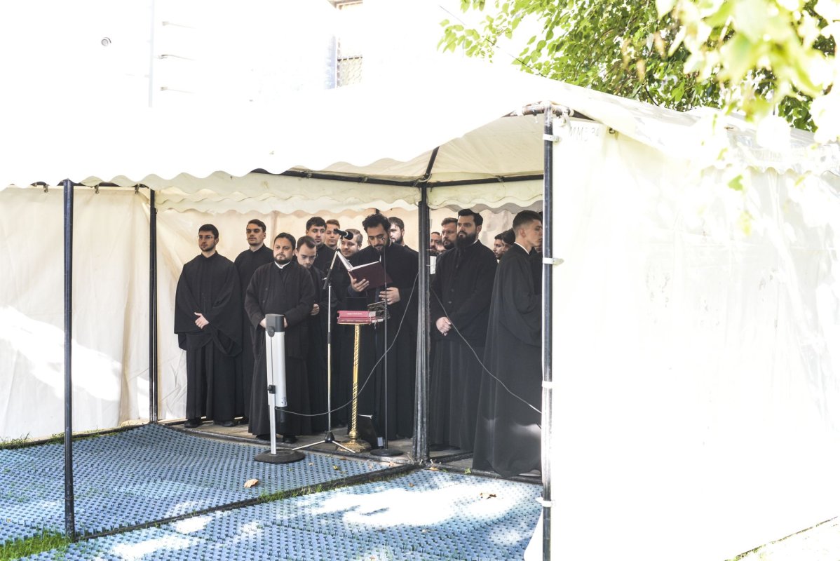 „Stau la rând pentru că vreau să mă întâlnesc cu Sfânta Parascheva și să o cinstesc” 186836