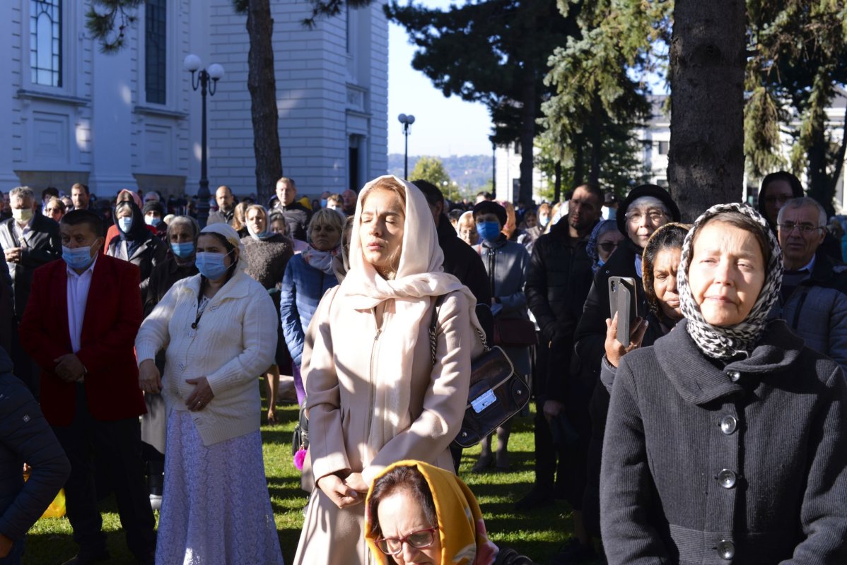 „Stau la rând pentru că vreau să mă întâlnesc cu Sfânta Parascheva și să o cinstesc” 186837