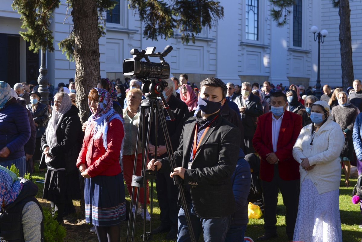 „Stau la rând pentru că vreau să mă întâlnesc cu Sfânta Parascheva și să o cinstesc” 186839