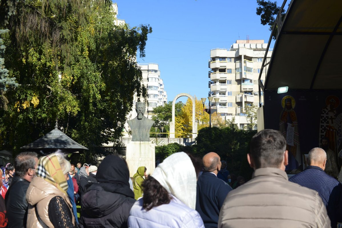 „Stau la rând pentru că vreau să mă întâlnesc cu Sfânta Parascheva și să o cinstesc” 186849