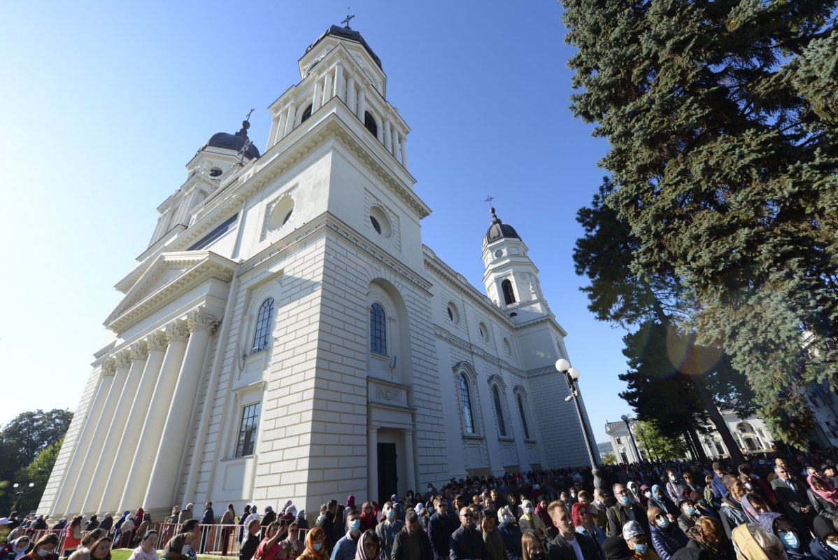 „Stau la rând pentru că vreau să mă întâlnesc cu Sfânta Parascheva și să o cinstesc” 186850